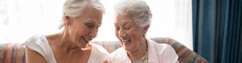 deux femmes âgées qui rigolent