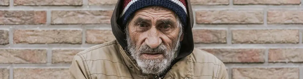 homme avec une capuche