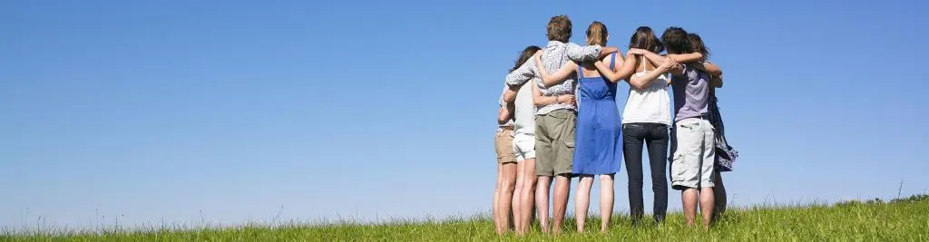 groupe de personne dans l'herbe