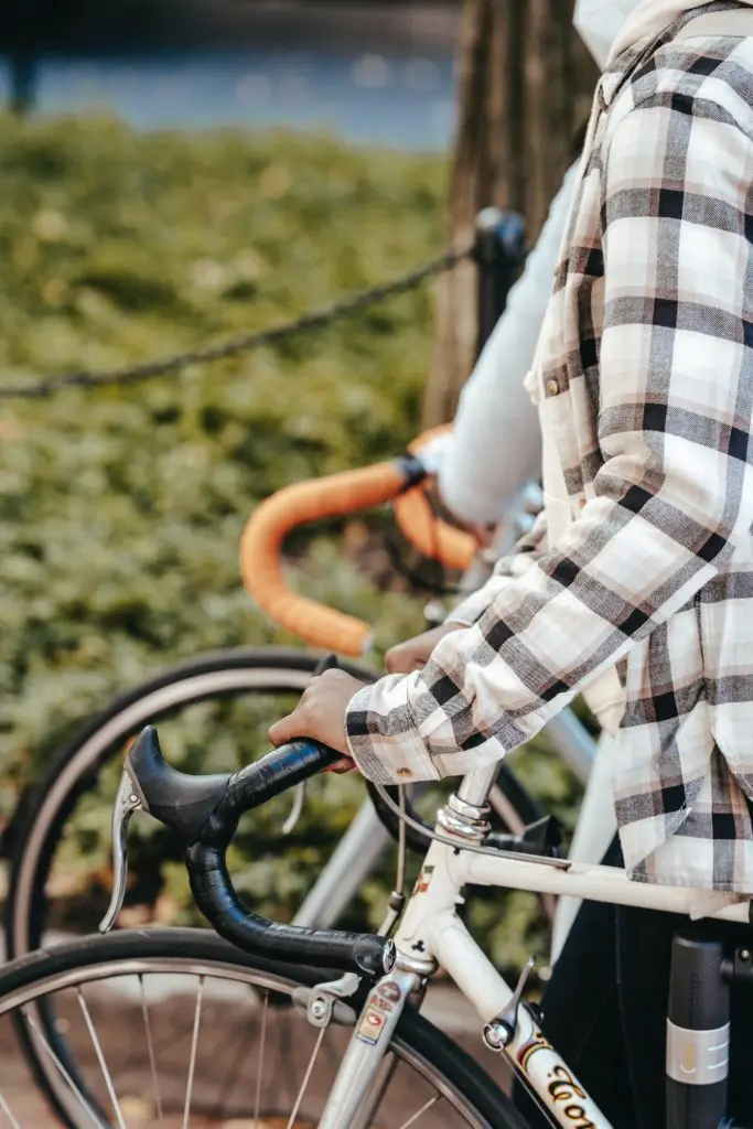 personne avec un vélo mécénat