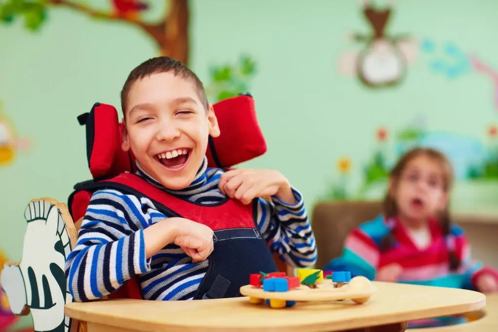 Jeune garçon en situation de handicap souriant