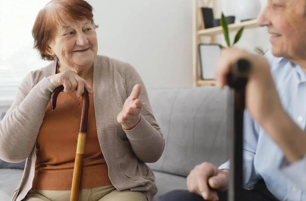 Personnes âgées qui parlent